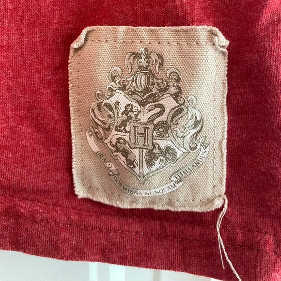 Harry Potter Wizarding World Gryffindor Quidditch Team Captain T Shirt Sz S Red - Picture 3 of 7